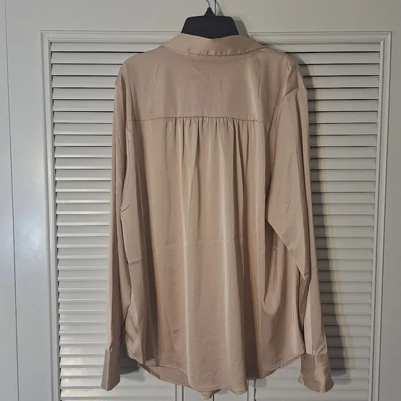 NWT Torrid Madison Satin Button-Up Long Sleeve Shirt Size 1X 14-16 - Picture 8 of 9